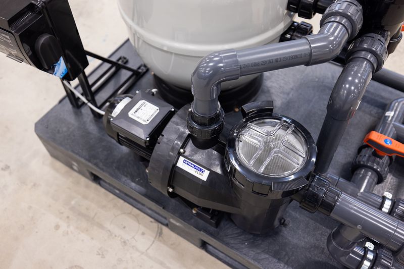 Sandfilter renseanlegg på pall til svømmebasseng