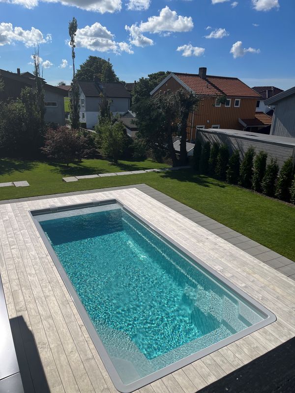 Monaco 850 glassfiberbasseng med benk/beach-sone