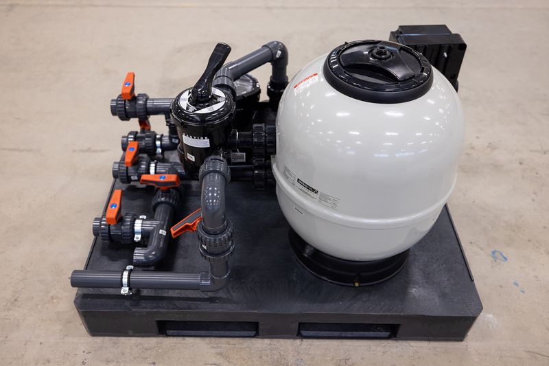 Sandfilter renseanlegg på pall til svømmebasseng