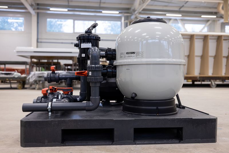 Sandfilter renseanlegg på pall til svømmebasseng